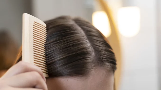 adulto-cuidando-su-cabello