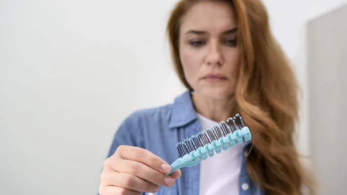 mujer-recibiendo-tratamiento-perdida-cabello-clinica (1)